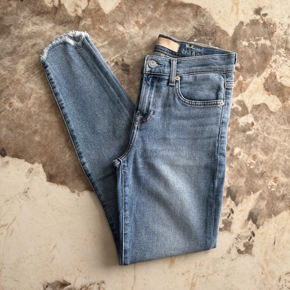 EUC 7 for All Mankind Luxe Vintage Ankle Skinny Light Blue Jeans with Raw Hem